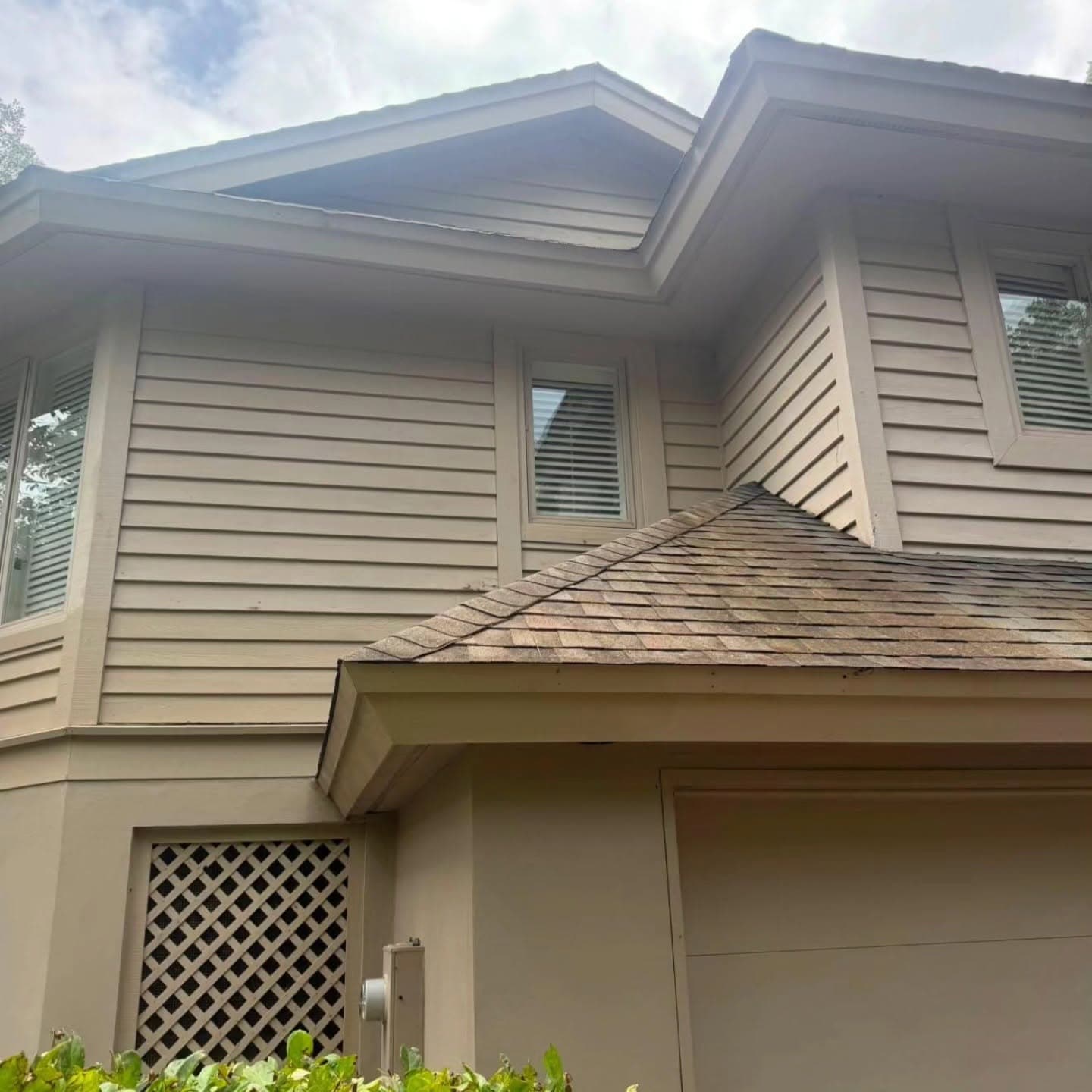 Kiawah Island home after a professional soft wash removed algae from the siding and shingle roof
